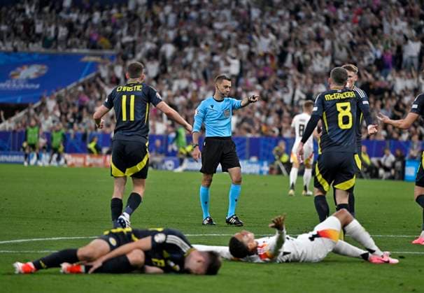 14 06 2024, Football UEFA EURO 2024, preliminary round, match day 1, opening match Germany-Scotland, at the Fußball Arena München Clement Turpin points to the penalty spot