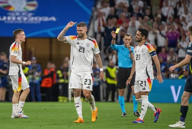 Soccer, men, season 2023 24, Euro 2024 Group A 1 matchday in Munich, Germany Scotland, referee Clement Turpin FRA shows Robert Andrich Germany the yellow card, 14 06 2024, Copyright: xMatthiasxKochx