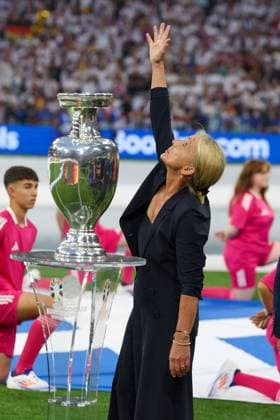 Heidi Beckenbauer looks up to the sky and waves Franz Beckenbauer, Germany vs Scotland, Football, UEFA Euro 2024, Group stage, 1 Matchday, 14 06 2024 DFB regulations prohibit any use of photographs as image sequences and or quasi video Muenchen Bayern Germany Copyright: xkolbert-press ChristianxKolbertx