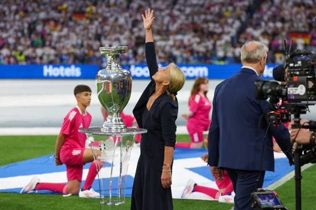 Heidi Beckenbauer looks up to the sky and waves Franz Beckenbauer, Germany vs Scotland, Football, UEFA Euro 2024, Group stage, 1 Matchday, 14 06 2024 DFB regulations prohibit any use of photographs as image sequences and or quasi video Muenchen Bayern Germany Copyright: xkolbert-press ChristianxKolbertx