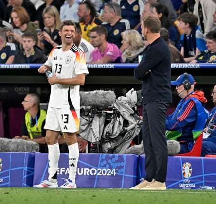 14 06 2024, Football UEFA EURO 2024, preliminary round, match day 1, opening match Germany Scotland, at the Fußball Arena München v l Thomas Müller Germany enters the match , still joking with coach Julian Nagelsmann Germany