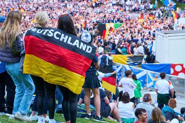 Deutschland Fans mit Deutschland Flagge bzw. Fahne und Jubel in der Fanzone der UEFA EURO 2024 beim Eröffnungsspiel Deutschland gegen Schottland im Public Viewing Bereich