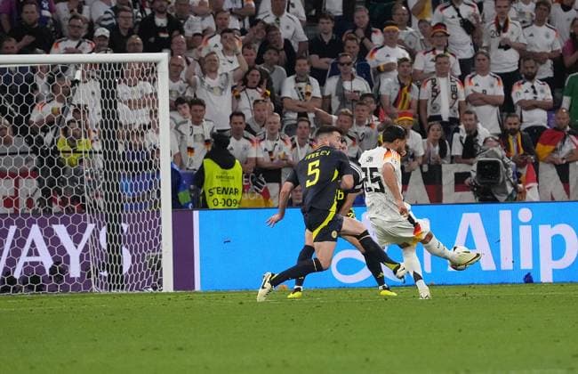 14 06 2024, Allianz Arena, Munich, GER, EM UEFA 2024, Group A, Germany vs Scotland, in the picture Emre Can Germany 25 scores the goal to 5 1 Defodi 506 20240614 hbr 5027 Defodi-506