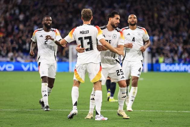 Fußball UEFA EURO 2024 Gruppe A Deutschland gegen Schottland 14. Juni 2024 UEFA EURO 2024 Gruppe A Deutschland gegen Schottland Emre Can aus Deutschland feiert mit seinen Mannschaftskameraden den fünften Treffer Foto Simon Stacpoole Abseits München Deutschland  Copyright: xSimonxStacpoolexOffside