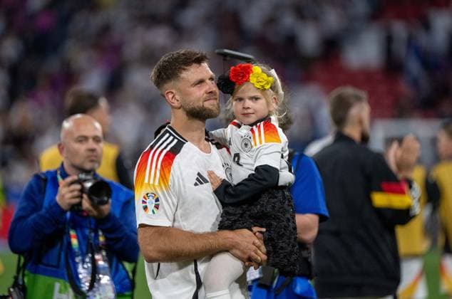 Football, men, season 2023 24, Euro 2024 Group A 1 matchday in Munich, Germany Scotland, Niclas Füllkrug Germany after the final whistle with daughter Emilia, 14 06 2024, Copyright: xMatthiasxKochx