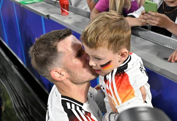 14 06 2024, Football UEFA EURO 2024, preliminary round, 1 match day, opening match Germany Scotland, in the Football Arena Munich Pascal Gross Germany with his son