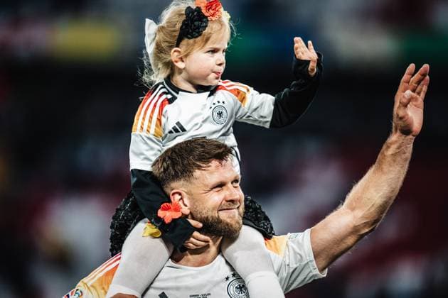 Soccer Men UEFA European Football Championship 2024 MD1 Group A Germany vs Scotland 14 06 2024 Niclas Füllkrug 9, Germany with his daughter after the match Munich Munich Football Arena Bayern Germany
