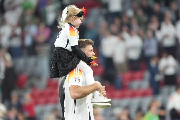 Niclas Füllkrug Germany Germany, 09 lifts his daughter on his shoulders for the lap of honor Munich 14 06 2024 Germany vs Scotland, EURO2024 opening match, Group A, EM Arena Munich