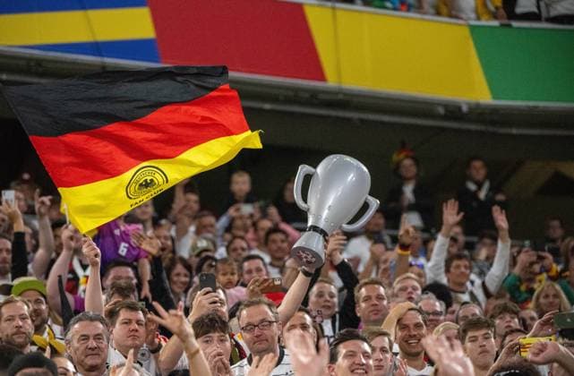 Football, men, season 2023 24, Euro 2024 Group A 1 matchday in Munich, Germany Scotland, fans of Germany celebrate with a trophy after the final whistle, 14 06 2024, Copyright: xMatthiasxKochx