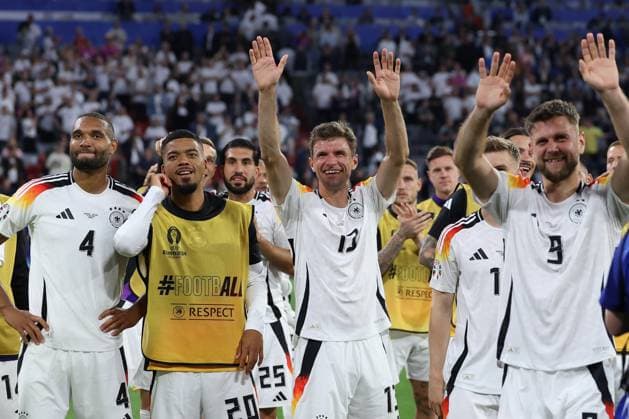 Final cheer, Jonathan Tah 4 Germany , Benjamin Henrichs 20 Germany , Thomas Mueller 13 Germany , Germany vs Scotland, Football, UEFA Euro 2024, Group stage, 1 Matchday, 14 06 2024 DFB regulations prohibit any use of photographs as image sequences and or quasi video Muenchen Bayern Germany Copyright: xkolbert-press ChristianxKolbertx