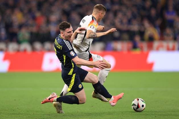 Fußball UEFA EURO 2024 Gruppe A Deutschland gegen Schottland 14. Juni 2024 UEFA EURO 2024 Gruppe A Deutschland gegen Schottland Andrew Robertson (Schottland) wird von Toni Kroos (Deutschland) vom Ball gestoßen Foto Simon Stacpoole Abseits München Deutschland  Copyright: xSimonxStacpoolexOffside