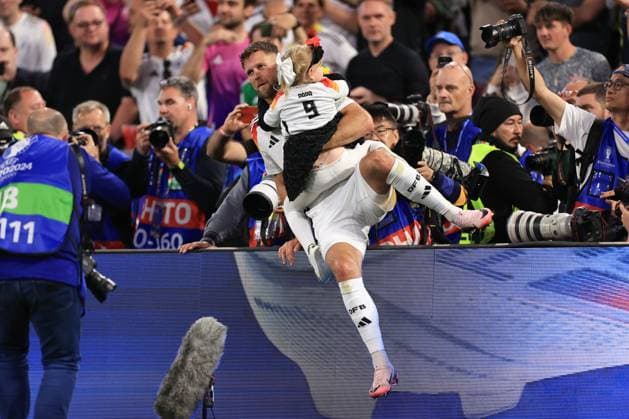 Fußball UEFA EURO 2024 Gruppe A Deutschland gegen Schottland 14. Juni 2024 UEFA EURO 2024 Gruppe A Deutschland gegen Schottland Niclas Fullkrug aus Deutschland geht auf die Tribüne, um seine Tochter abzuholen Foto Simon Stacpoole Abseits München Deutschland  Copyright: xSimonxStacpoolexOffside