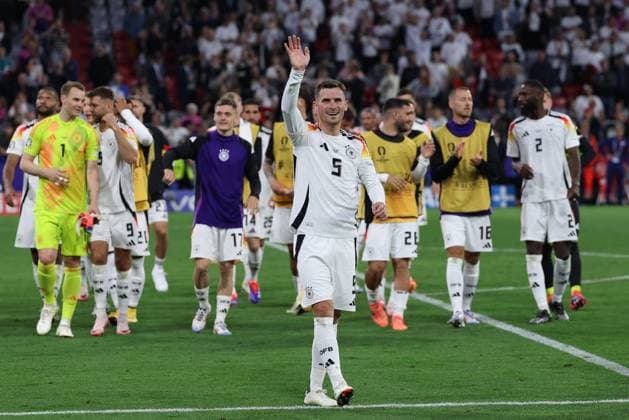 Final cheer, Pascal Gross 5 Germany , Germany vs Scotland, Football, UEFA Euro 2024, Group stage, 1 Matchday, 14 06 2024 DFB regulations prohibit any use of photographs as image sequences and or quasi video Muenchen Bayern Germany Copyright: xkolbert-press ChristianxKolbertx