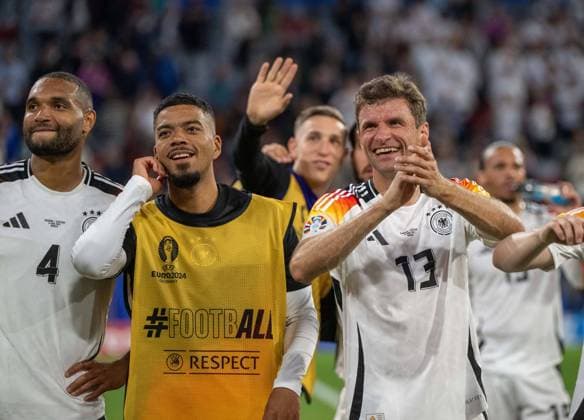 Football, Men, Season 2023 24, Euro 2024 Group A 1 Matchday in Munich, Germany Scotland, f l Jonathan Tah Germany , Benjamin Henrichs Germany , Thomas Müller Germany , Cheering after the final whistle, 14 06 2024, Copyright: xMatthiasxKochx