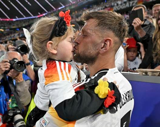 14 06 2024, Football UEFA EURO 2024, preliminary round, match day 1, opening match Germany Scotland, at the Fußball Arena München Niclas Füllkrug Germany smooches his daughter