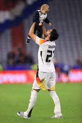 Fußball UEFA EURO 2024 Gruppe A Deutschland gegen Schottland 14. Juni 2024 UEFA EURO 2024 Gruppe A Deutschland gegen Schottland Ilkay Gundogan von Deutschland spielt mit seinem Kind nach dem Spiel Foto Simon Stacpoole Abseits München Deutschland  Copyright: xSimonxStacpoolexOffside