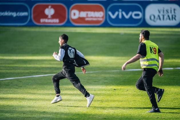 Portugal Public Training Session And press conference, PK, Pressekonferenz - UEFA EURO, EM, Europameisterschaft,Fussball 2024 A security man is chasing a fan after storming the pitch during the public training session of Portugal ahead of the UEFA EURO 2024 in Gutersloh, Germany, on June 14, 2024. Gutersloh Germany  Copyright: xHeshamxElsherifx originalFilename:elsherif-notitle240614_nphVE.jpg
