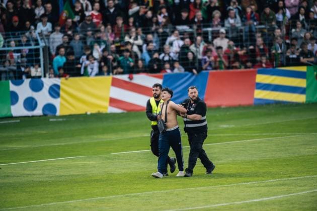 Portugal Public Training Session And press conference, PK, Pressekonferenz - UEFA EURO, EM, Europameisterschaft,Fussball 2024 Security men are holding a fan after storming the pitch during the public training session of Portugal ahead of the UEFA EURO 2024 in Gutersloh, Germany, on June 14, 2024. Gutersloh Germany  Copyright: xHeshamxElsherifx originalFilename:elsherif-notitle240614_np598.jpg