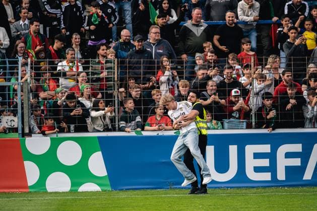 Portugal Public Training Session And press conference, PK, Pressekonferenz - UEFA EURO, EM, Europameisterschaft,Fussball 2024 A security man is holding a fan after storming the pitch to take a photo with Cristiano Ronaldo during the public training session of Portugal ahead of the UEFA EURO 2024 in Gutersloh, Germany, on June 14, 2024. Gutersloh Germany  Copyright: xHeshamxElsherifx originalFilename:elsherif-notitle240614_npAel.jpg