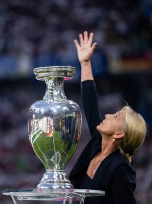 240614 Heidi Beckenbauer is seen pointing to the sky with the Henri Delaunay Cup trophy in the foreground as they honor the late Franz Beckenbauer ahead of the UEFA Euro 2024 Football Championship match between Germany and Scotland on June 14, 2024 in Munich Photo Mathias Bergeld BILDBYRAN kod MB MB0933 fotboll football soccer fotballs em europamästerskap em uefa euro uefa european football championship euro 2024 germany germany scotland bbeng scotland  Copyright: MATHIASxBERGELD BB240614MB169