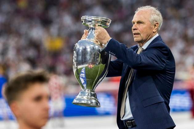 UEFA EURO 2024 Opening match Germany Scotland 14 06 2024 Bernard Dietz with the trophy UEFA EURO 2024 Opening match Germany Scotland Munich Football Arena, Munich on 14 06 2024 Copyright: xBEAUTIFULxSPORTS Wunderlx