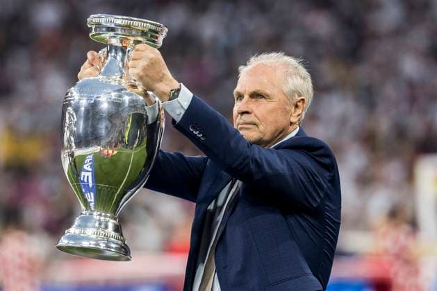 UEFA EURO 2024 Opening match Germany Scotland 14 06 2024 Bernard Dietz with the trophy UEFA EURO 2024 Opening match Germany Scotland Munich Football Arena, Munich on 14 06 2024 Copyright: xBEAUTIFULxSPORTS Wunderlx