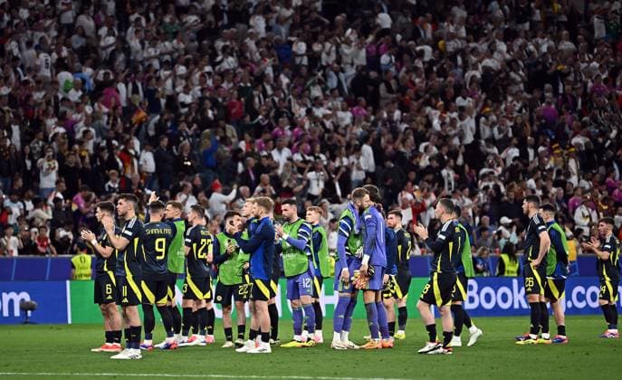 14 06 2024, xscotx, European Football Championship 2024, Germany Scotland, emspor, v l Kieran Tierney Team Scotland and Team thanks the fans Munich