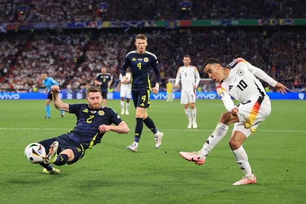 Fußball UEFA EURO 2024 Gruppe A Deutschland gegen Schottland 14. Juni 2024 UEFA EURO 2024 Gruppe A Deutschland gegen Schottland Jamal Musiala (Deutschland) spielt eine Flanke auf Anthony Ralston (Schottland) Foto Simon Stacpoole Abseits München Deutschland  Copyright: xSimonxStacpoolexOffside