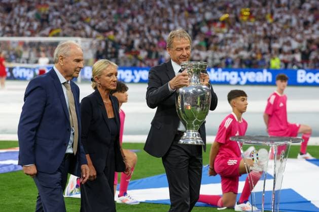 l r Bernard Dietz, Heidi Beckenbauer and Juergen Klinsmann with the European Championship trophy in their hands, Germany vs Scotland, Football, UEFA Euro 2024, Group stage, 1 Matchday, 14 06 2024 DFB regulations prohibit any use of photographs as image sequences and or quasi video Muenchen Bayern Germany Copyright: xkolbert-press ChristianxKolbertx