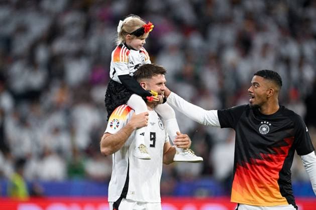 Euro 2024 Germany Scotland on 14 06 2024 at the Allianz Arena in Munich Niclas Füllkrug Fuellkrug Germany with his daughter after the end of the match MT