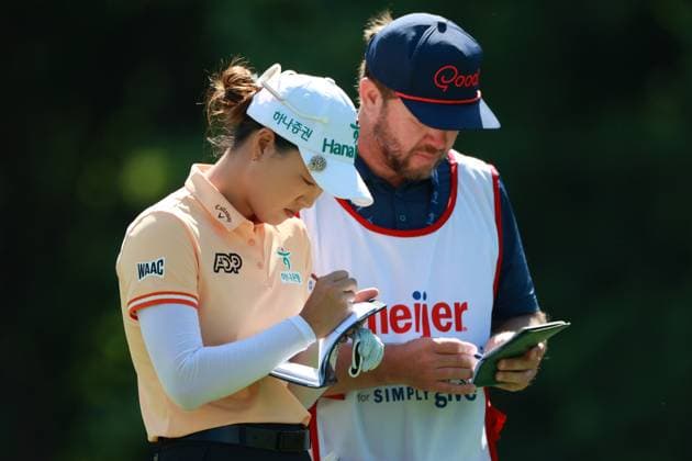 Meijer LPGA, Golf Damen Classic Minjee Lee of Perth, Australia makes notes at the 13th tee with her caddie during the second round of the Meijer LPGA Classic for Simply Give golf tournament at Blythefield Country Club in Belmont, MI, USA Friday, June 14, 2024. Belmont Michigan United States  Copyright: xAmyxLemusx originalFilename:lemus-meijerlp240614_nppJT.jpg