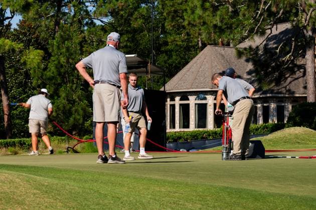 June 14, 2024, Pinehurst, North Carolina, USA: USGA officials set the pin in the back left corner on the rolling and sloping ninth green for the second round of the 124th U.S. Open, June 14, 2024, at Pinehurst Resort & Country Club (Course No. 2) in Pinehurst, North Carolina. Pinehurst USA - ZUMAh97_ 20240614_fap_h97_018 Copyright: xTimothyxL.xHalex
