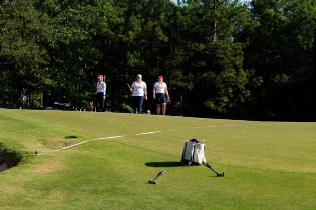 June 14, 2024, Pinehurst, North Carolina, USA: USGA officials set the pin in the back left corner on the rolling and sloping ninth green for the second round of the 124th U.S. Open, June 14, 2024, at Pinehurst Resort & Country Club (Course No. 2) in Pinehurst, North Carolina. Pinehurst USA - ZUMAh97_ 20240614_fap_h97_034 Copyright: xTimothyxL.xHalex