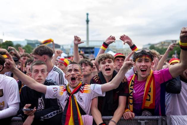 Fans of the German national team cheer and celebrate at the fan festival with public viewing on Stuttgarts Schlossplatz for the first group match against Scotland Stuttgart, EURO2024 Fanfest Schlossplatz, 14 06 2024 Stuttgart Copyright: xDennisxDuddek xEibnerxPressefotox EP_DDK