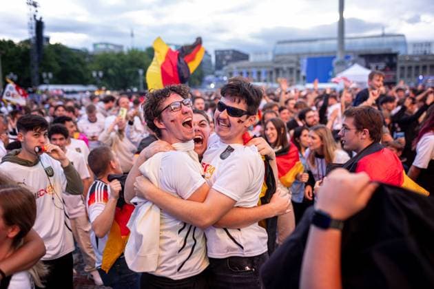 Fans of the German national team cheer and celebrate at the fan festival with public viewing on Stuttgarts Schlossplatz for the first group match against Scotland Stuttgart, EURO2024 Fanfest Schlossplatz, 14 06 2024 Stuttgart Copyright: xDennisxDuddek xEibnerxPressefotox EP_DDK