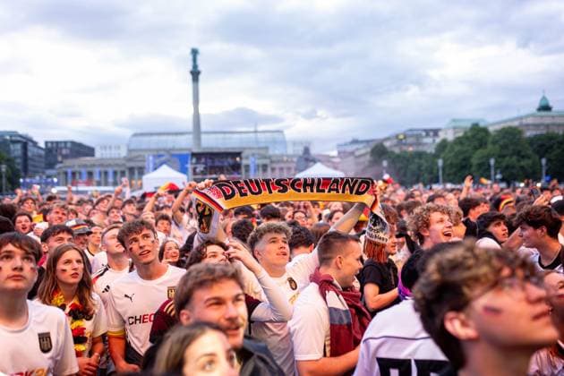 Fans of the German national team cheer and celebrate at the fan festival with public viewing on Stuttgarts Schlossplatz for the first group match against Scotland Stuttgart, EURO2024 Fanfest Schlossplatz, 14 06 2024 Stuttgart Copyright: xDennisxDuddek xEibnerxPressefotox EP_DDK