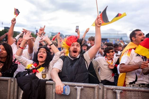 Fans of the German national team cheer and celebrate at the fan festival with public viewing on Stuttgarts Schlossplatz for the first group match against Scotland Stuttgart, EURO2024 Fanfest Schlossplatz, 14 06 2024 Stuttgart Copyright: xDennisxDuddek xEibnerxPressefotox EP_DDK