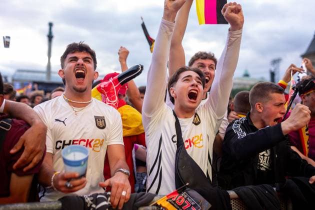 Fans of the German national team cheer and celebrate at the fan festival with public viewing on Stuttgarts Schlossplatz for the first group match against Scotland Stuttgart, EURO2024 Fanfest Schlossplatz, 14 06 2024 Stuttgart Copyright: xDennisxDuddek xEibnerxPressefotox EP_DDK
