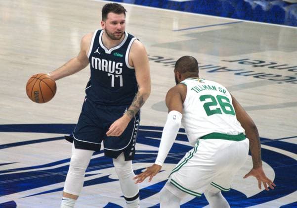 Sport Bilder des Tages (240615) -- DALLAS, June 15, 2024 -- Dallas Mavericks Luka Doncic (L) dribbles the ball during Game 4 between Boston Celtics and Dallas Mavericks at the 2023-2024 season NBA, Basketball Herren, USA Finals in Dallas, Texas, the United States, June 14, 2024. ) (SP)U.S.-DALLAS-BASKETBALL-NBA-FINALS-GAME 4 WuxXiaoling 