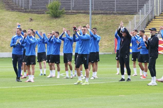 Euro 2024, Slovenian national team, Base Camp in Wuppertal, 14 06 2024 Team Slovenia welcomes the 4000 spectators many students at training in the stadium at Wuppertal Zoo