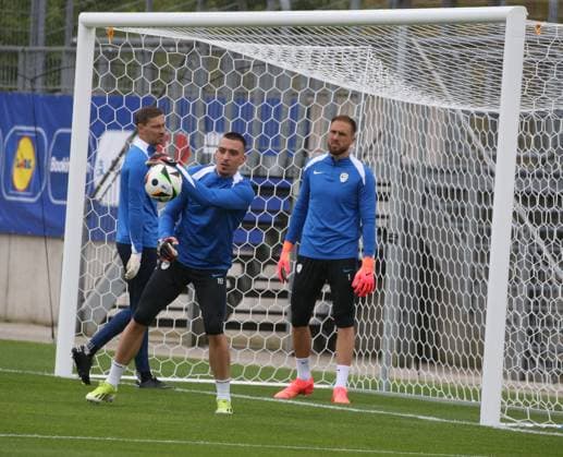 Euro 2024, Slovenian national team, base camp in Wuppertal, 14 06 2024 The 3 Slovenian goalkeepers training at the stadium at Wuppertal Zoo, vl Vid Belec, Igor Vekic and Jan Oblak