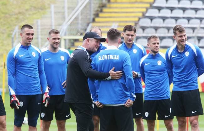 Euro 2024, Slovenian national team, base camp in Wuppertal, 14 06 2024 Coach Matjak Kek Slovenia with his team during training at the stadium at Wuppertal Zoo