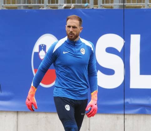 Euro 2024, Slovenian national team, base camp in Wuppertal, 14 06 2024 Jan Oblak Slovenia training at the stadium at Wuppertal Zoo