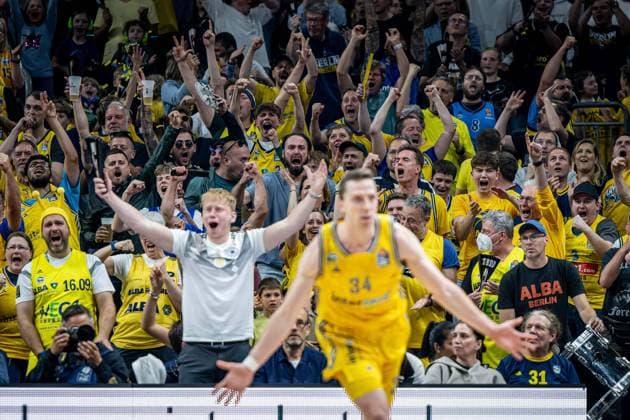 Basketball Berlin 12 06 2024 Season 2023 2024 1 Bundesliga easyCredit BBL Playoffs Final Game 3 Alba Berlin FC Bayern Munich Justin Bean Alba Berlin, No 34 Cheering fans cheer