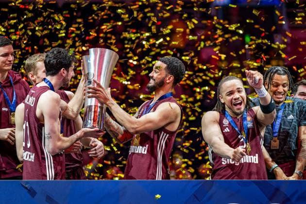 Basketball Berlin 12 06 2024 Season 2023 2024 1 Bundesliga easyCredit BBL Playoffs Final Game 3 Alba Berlin FC Bayern Munich FC Bayern Munich wins the game and the series 3 1 and is German Champion 2024 Award Ceremony Cheers Leandro Bolmaro Munich, No 10 Niels Giffey Munich, No 07 Nick Weiler Babb Munich, No 00 Carsen Edwards Munich, No 03 Cup Trophy