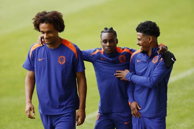 WOLFSBURG - (l-r) Joshua Zirkzee, Jeremie Frimpong, Ian Maatsen during a training session of the Dutch national team, Nationalteam at the AOK Stadium on June 15, 2024 in Wolfsburg, Germany. The Dutch national team is preparing for the first group match at the European Football Championship in Germany against Poland. ANP KOEN VAN WEEL UEFA EURO, EM, Europameisterschaft,Fussball 2024 Germany 2024 xVIxANPxSportx xxANPxIVx 501129268 originalFilename: 501129268.jpg