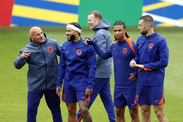 WOLFSBURG - (l-r) Holland fitness trainer Rene Wormhoudt, Memphis Depay, National coach Ronald Koeman, Nathan Ake, Stefan De Vrij during a training session of the Dutch national team, Nationalteam in the AOK Stadium on June 15, 2024 in Wolfsburg, Germany. The Dutch national team is preparing for the first group match at the European Football Championship in Germany against Poland. ANP KOEN VAN WEEL UEFA EURO, EM, Europameisterschaft,Fussball 2024 Germany 2024 xVIxANPxSportx xxANPxIVx 501129427 originalFilename: 501129427.jpg