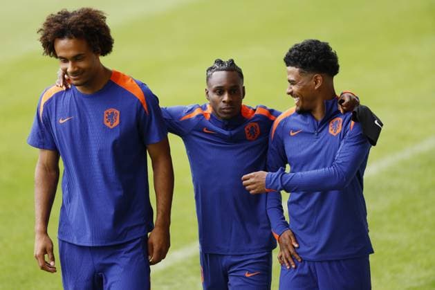 WOLFSBURG - (l-r) Joshua Zirkzee, Jeremie Frimpong, Ian Maatsen during a training session of the Dutch national team, Nationalteam at the AOK Stadium on June 15, 2024 in Wolfsburg, Germany. The Dutch national team is preparing for the first group match at the European Football Championship in Germany against Poland. ANP KOEN VAN WEEL UEFA EURO, EM, Europameisterschaft,Fussball 2024 Germany 2024 xVIxANPxSportx xxANPxIVx 501129559 originalFilename: 501129559.jpg