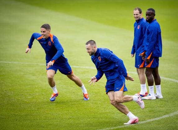 WOLFSBURG - Joey Veerman, Stefan de Vrij, Daley Blind and Lutsharel Geertruida during a training session of the Dutch national team, Nationalteam at the AOK Stadium on June 15, 2024 in Wolfsburg, Germany. The Dutch national team is preparing for the first group match at the European Football Championship in Germany against Poland. ANP KOEN VAN WEEL UEFA EURO, EM, Europameisterschaft,Fussball 2024 Germany 2024 xVIxANPxSportx xxANPxIVx 501130457 originalFilename: 501130457.jpg