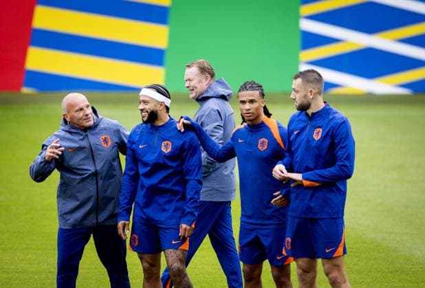 WOLFSBURG - Memphis Depay, national coach Ronald Koeman, Nathan Ake and Stefan de Vrij during a training session of the Dutch national team, Nationalteam at the AOK Stadium on June 15, 2024 in Wolfsburg, Germany. The Dutch national team is preparing for the first group match at the European Football Championship in Germany against Poland. ANP KOEN VAN WEEL UEFA EURO, EM, Europameisterschaft,Fussball 2024 Germany 2024 xVIxANPxSportx xxANPxIVx 501130655 originalFilename: 501130655.jpg